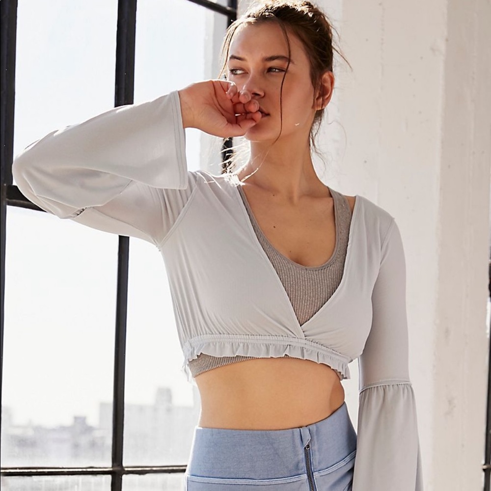 Tissue light bell sleeved top by free people movement ☀️🖤